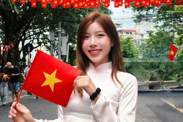 ''Chị đẹp'' Trang Pháp được người dân Hà Nội giúp ủi áo dài diễu hành A80