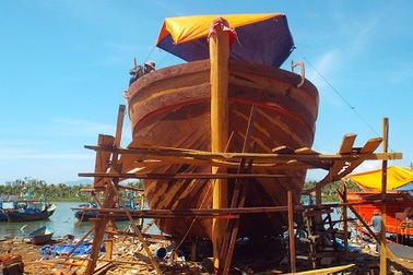 Ngư dân nóng lòng hạ thủy tàu lớn vươn khơi