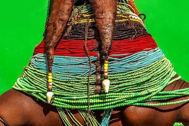 Kỳ lạ bộ lạc dùng phân bò làm phụ kiện thời trang và tạo kiểu tóc!