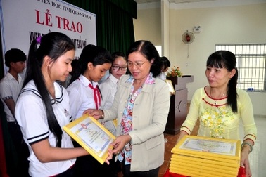 Năm 2015, Hội Khuyến học Quảng Nam trao hơn 178 ngàn suất học bổng