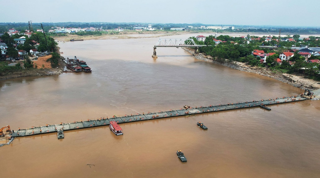 6h sáng nay cầu phao Phong Châu bắt đầu hoạt động - 1