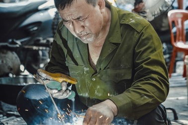 Một ngày của người thợ rèn cuối cùng ở khu phố cổ Hà Nội