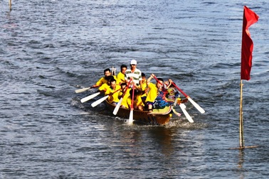 Tưng bừng hội đua thuyền truyền thống trên sông Gò Bồi