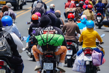 Người dân miền Tây lỉnh kỉnh hành lý trở lại TPHCM sau lễ