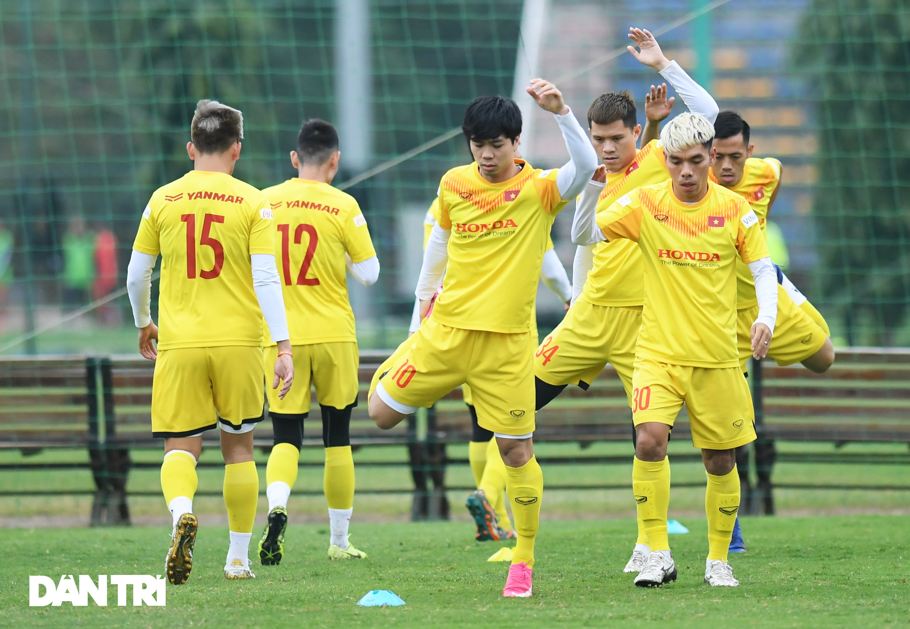 Đội tuyển Việt Nam luyện công trong giá lạnh tại Hà Nội - 11