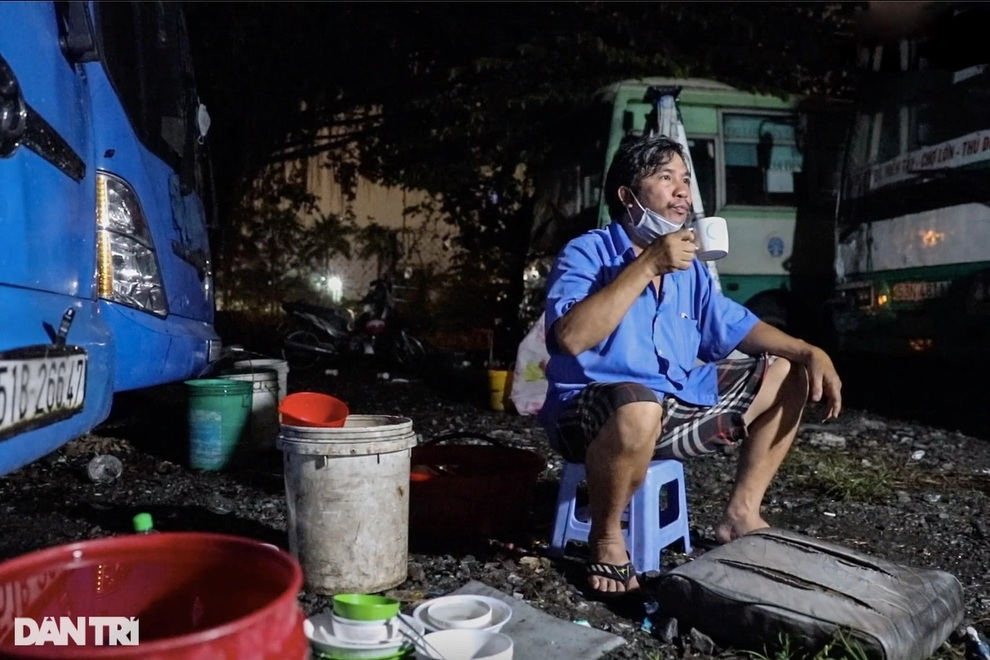Hàng chục tài xế, tiếp viên sống nương tựa nhau hơn 4 tháng trên xe buýt - 2 Hàng chục tài xế, tiếp viên sống nương tựa nhau hơn 4 tháng trên xe buýt - 2