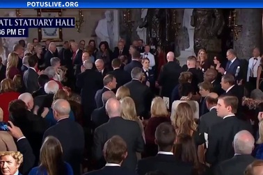 Tổng thống Trump bắt tay bà Clinton tại tiệc trưa nhậm chức