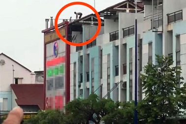Thanh niên nghi “ngáo đá”, cầm hung khí cố thủ trên nóc nhà 3 tầng