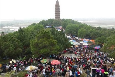 Hàng vạn du khách nườm nượp về trẩy hội chùa Phật Tích