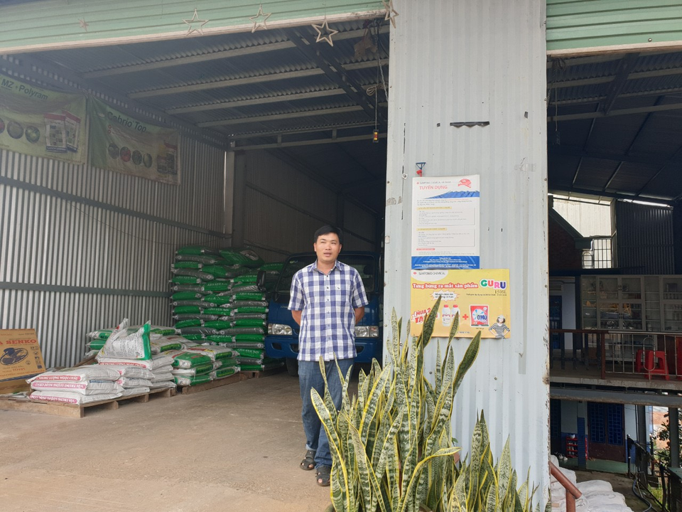 Ông chủ cửa hàng Giáo Nhanh hướng dẫn chọn phân bón phù hợp cho cây trồng - 1 Ông chủ cửa hàng Giáo Nhanh hướng dẫn chọn phân bón phù hợp cho cây trồng - 1