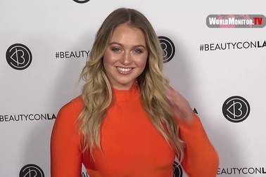 Iskra Lawrence diện váy ôm sát