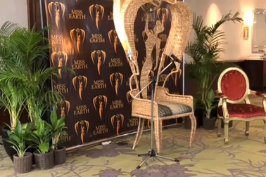 Phương Khánh tự tin trả lời phỏng vấn bằng tiếng Anh