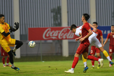 Martin Lo nhạt nhòa trong trận đấu tập nội bộ của U22 Việt Nam