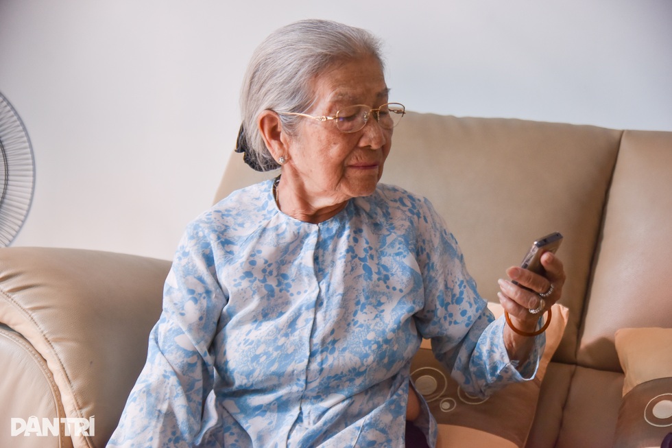 Nghệ sĩ Phi Điểu tuổi 90: Ở nhà bề thế, vẫn thích tự đi diễn bằng xe máy - 8 Nghệ sĩ Phi Điểu tuổi 90: Ở nhà bề thế, vẫn thích tự đi diễn bằng xe máy - 8