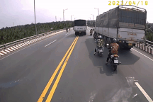 Tài xế ngang ngược quay đầu xe tải ngay giữa cầu, bị cộng đồng phê phán