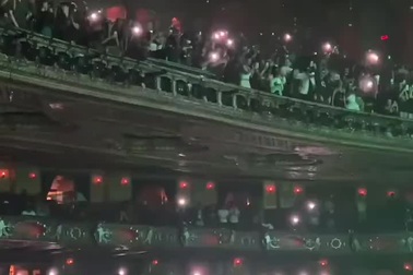 Khán đài rung lắc dữ dội khi người xem lắc lư theo điệu nhạc