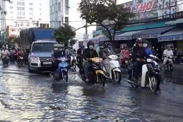 Triều cường dâng cao, đường phố Cần Thơ mênh mông nước