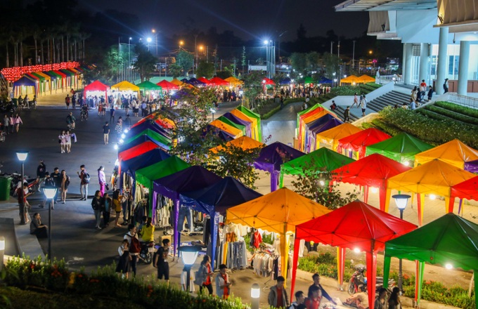 Chợ đêm ở TPHCM thu hút du khách đến vui chơi, mua sắm. (Ảnh minh hoạ).
