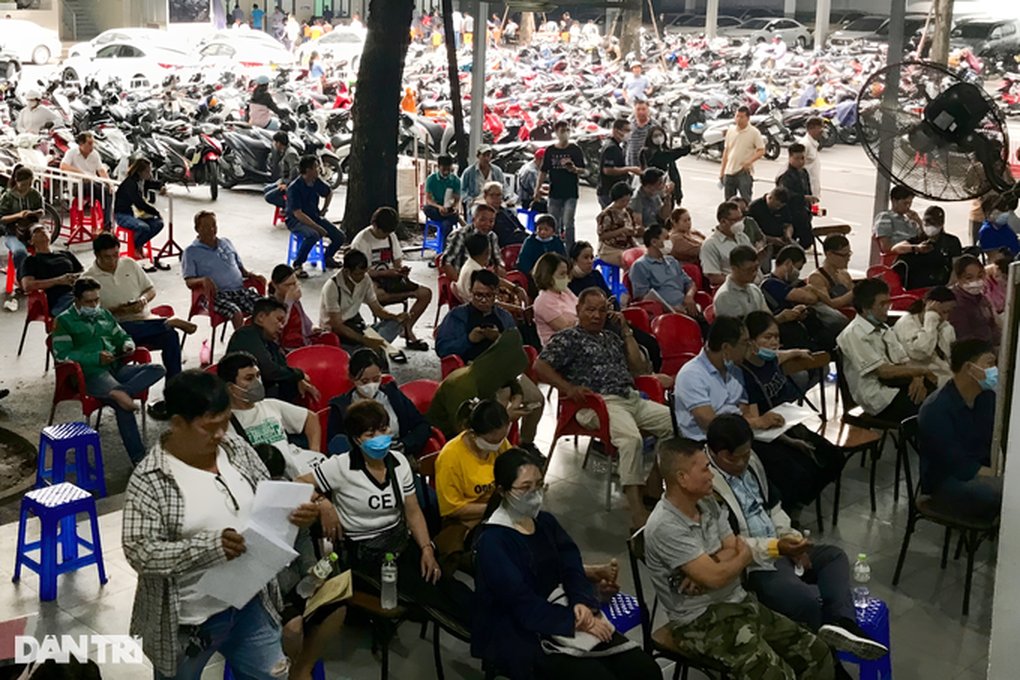 Sở GTVT TPHCM nói gì trước cảnh người dân đổ xô đi đổi giấy phép lái xe? - 1 Sở GTVT TPHCM nói gì trước cảnh người dân đổ xô đi đổi giấy phép lái xe? - 1