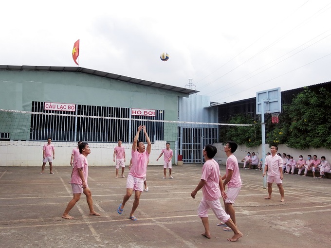 Nam, nữ học viên vui chơi giải trí với các các môn bóng chuyền, cầu lông.