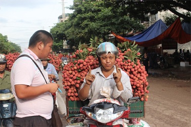 Thương lái Trung Quốc cố “vét” những đợt vải cuối cùng