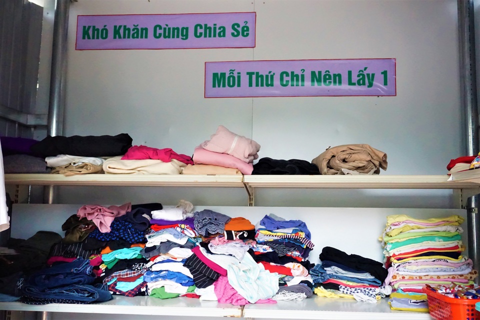 Ấm lòng gian hàng miễn phí cho người lao động nghèo - 3 Ấm lòng gian hàng miễn phí cho người lao động nghèo - 3
