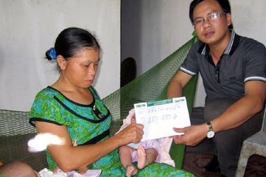 Quà bạn đọc tiếp tục đến với 2 hoàn cảnh đau khổ 