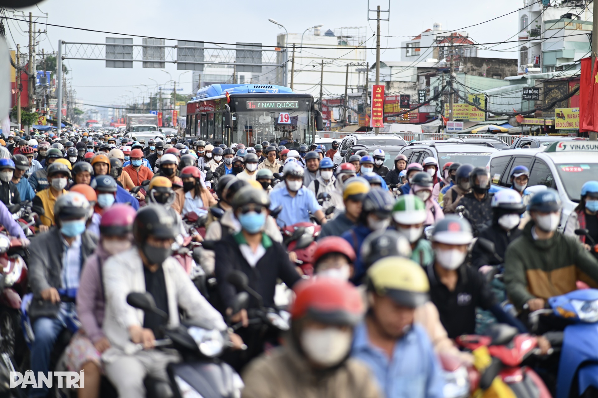 Ùn ứ kéo dài tại cửa ngõ TPHCM ngày đầu đi làm sau lễ - 1 Ùn ứ kéo dài tại cửa ngõ TPHCM ngày đầu đi làm sau lễ - 1