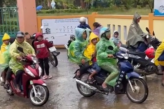 Vụ 40 học sinh nhập viện: Nữ phó hiệu trưởng trở lại, phụ huynh đưa con về