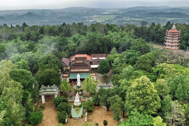 Linh thiêng cổ tự 300 năm tuổi trên đỉnh Thiên Ấn