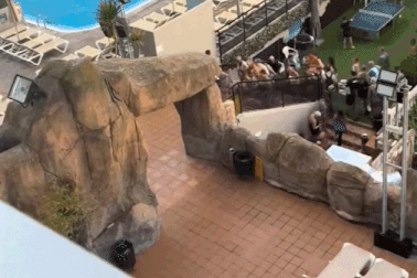 Du khách dậy sớm xếp hàng cả tiếng, chạy đua giành... ghế tắm nắng