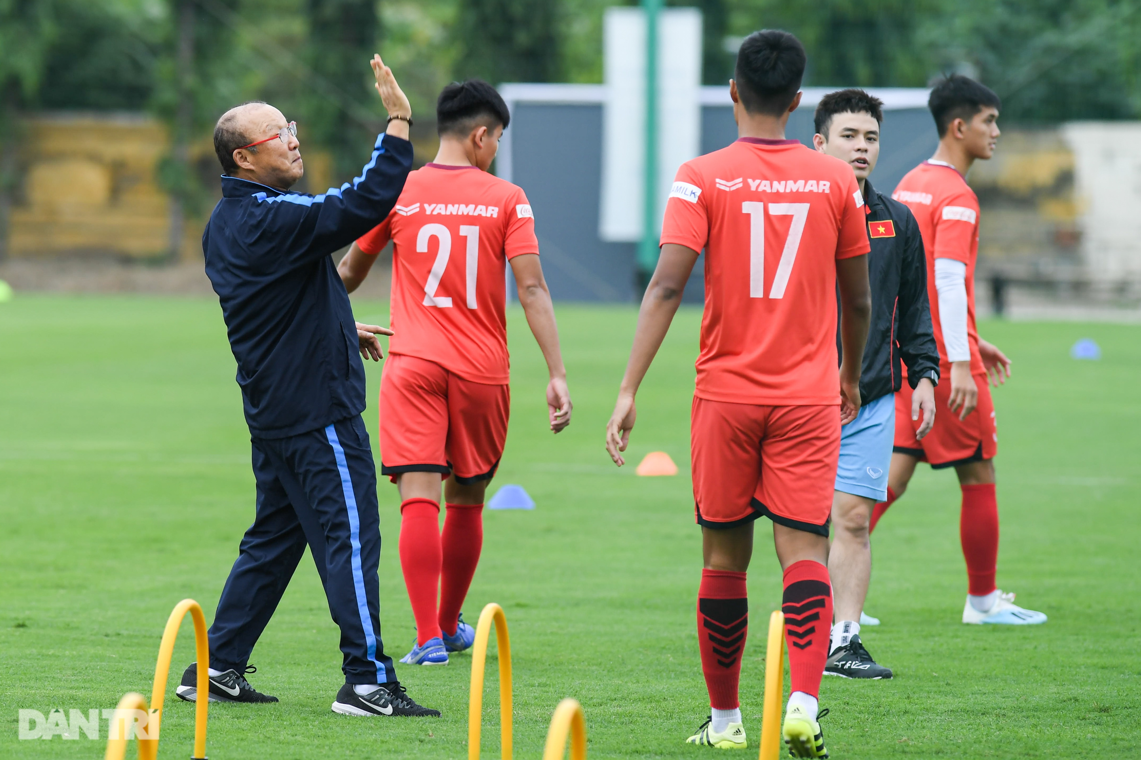 Thầy Park nhăn mặt, hướng dẫn học trò tới bung giày - 17 Thầy Park nhăn mặt, hướng dẫn học trò tới bung giày - 17