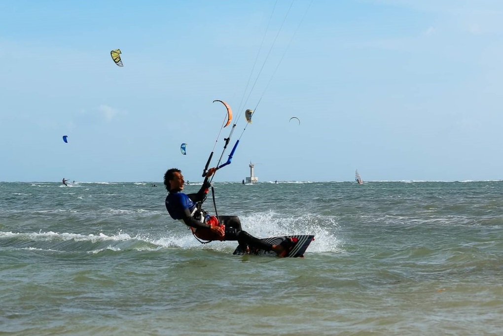 Hơn 100 vận động viên lướt ván diều bay lượn trên mặt biển Ninh Thuận - 3 Hơn 100 vận động viên lướt ván diều bay lượn trên mặt biển Ninh Thuận - 3