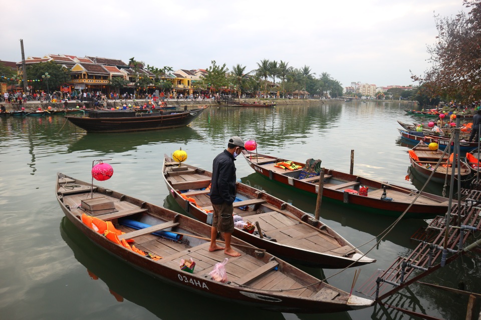 Hội An: Dịch vụ chèo đò cũng vắng khách vì dịch corona - 2 Hội An: Dịch vụ chèo đò cũng vắng khách vì dịch corona - 2