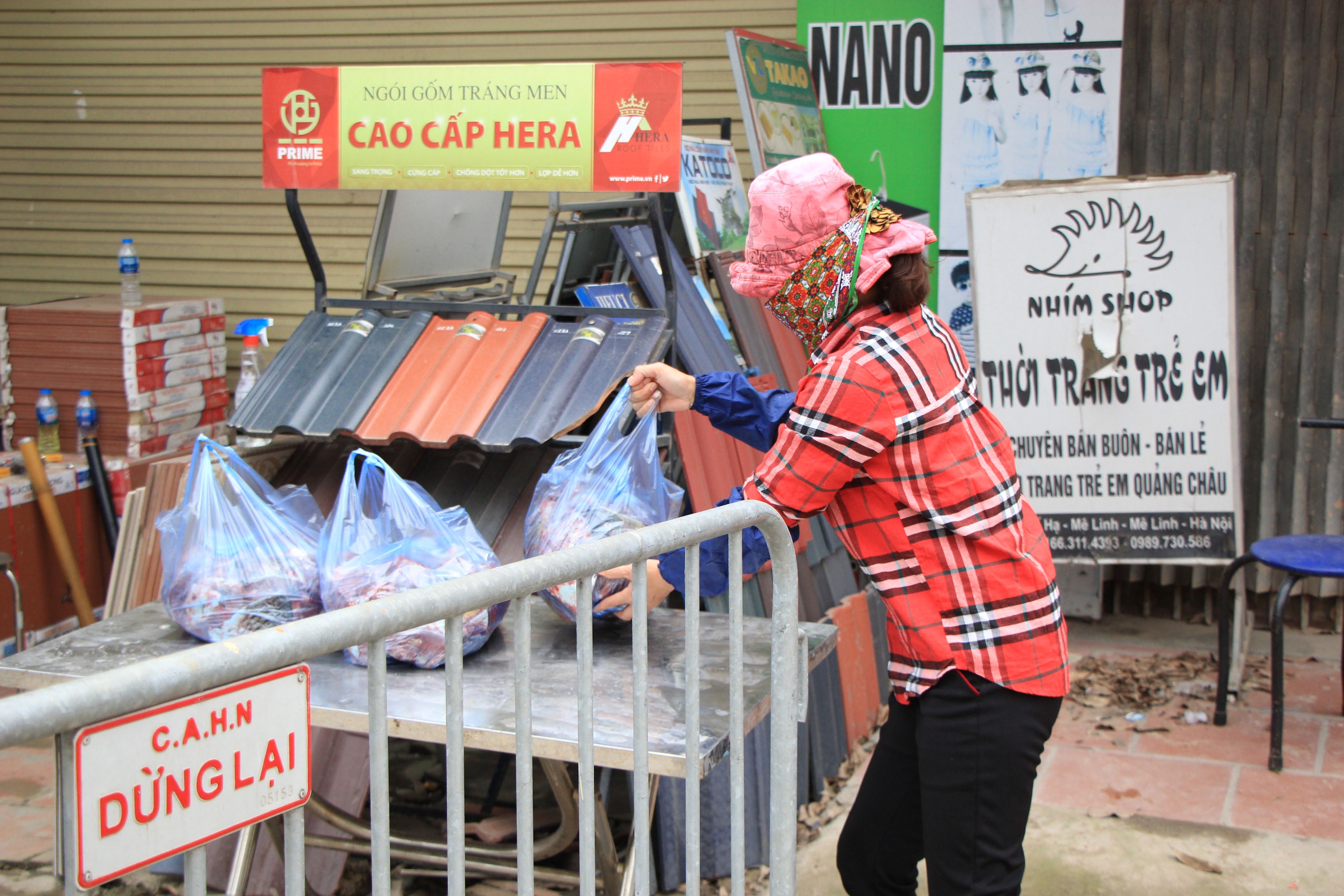 Tiếp tế lương thực qua rào cách ly tại ổ dịch Hạ Lôi - 3 Tiếp tế lương thực qua rào cách ly tại ổ dịch Hạ Lôi - 3