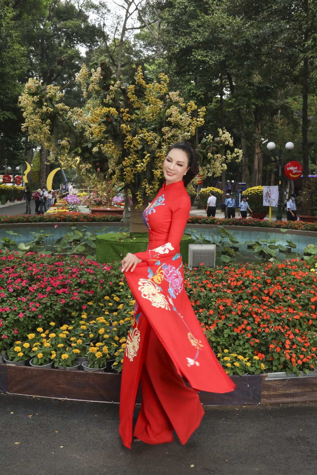 MC Thanh Mai xúng xính áo dài dạo phố xuân - 7 MC Thanh Mai xúng xính áo dài dạo phố xuân - 7