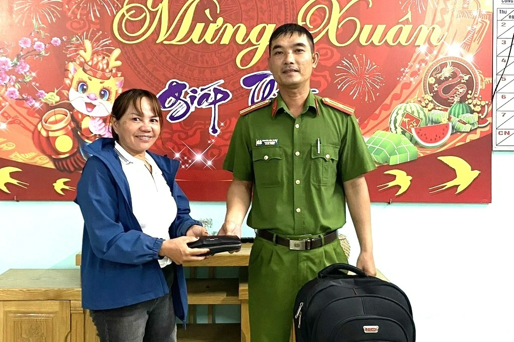 Truy tìm ba lô chứa nhiều vàng, tiền thất lạc trên xe khách - 2 Truy tìm ba lô chứa nhiều vàng, tiền thất lạc trên xe khách - 2