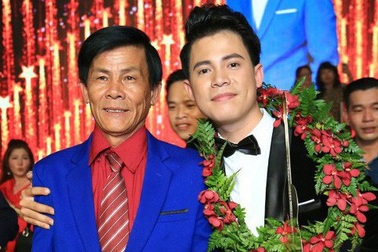 Chàng trai bán kẹo kéo Mạnh Nguyên đăng quang Quán quân Solo cùng Bolero