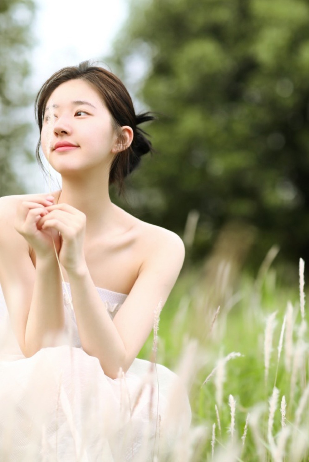 Triệu Lộ Tư gây sốt với bộ ảnh đẹp tinh khôi mong manh sương khói - 3 Triệu Lộ Tư gây sốt với bộ ảnh đẹp tinh khôi mong manh sương khói - 3