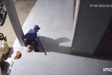 "Cẩu tặc" vào tận hiên nhà để bắt trộm chó gây phẫn nộ