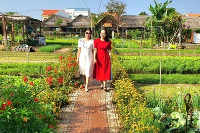 Du khách cuốc đất ở làng du lịch tốt nhất thế giới