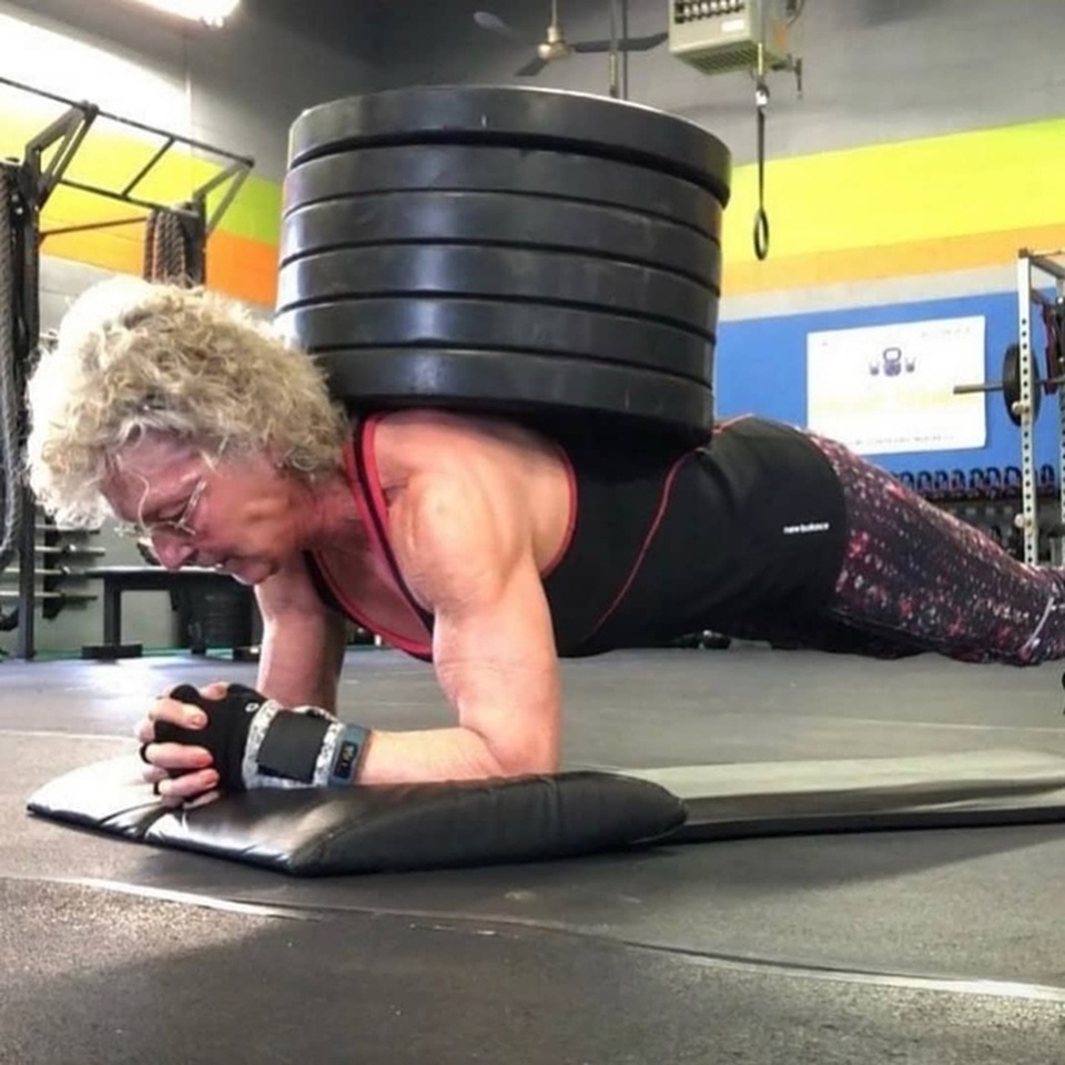 Ngoại hình ấn tượng của cụ bà U80 tập tạ trăm cân - 1