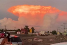 Đám mây hình nấm rực lửa thắp sáng cả bầu trời