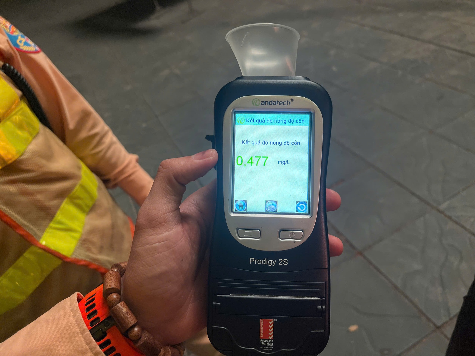 Tài xế ô tô Mercedes dính cồn kịch khung vẫn lái xe chở bạn - 8 Tài xế ô tô Mercedes dính cồn kịch khung vẫn lái xe chở bạn - 8