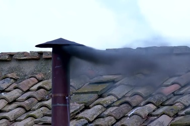 Khói đen bốc lên từ nhà nguyện Vatican, vẫn chưa bầu được Giáo hoàng