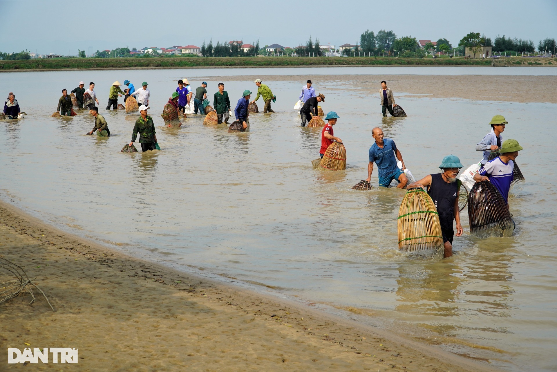 Street people flocked to buy tickets to compete in fish farming, and the lake owner collected nearly ten million dong - 7