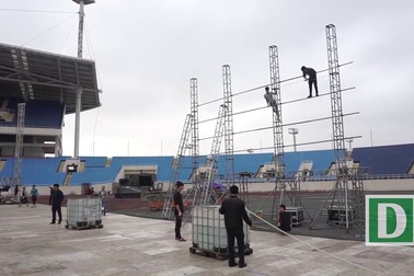 Xem cảnh lắp đặt màn hình "khủng" ở sân Mỹ Đình