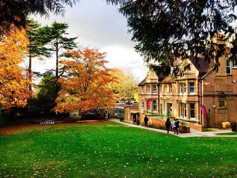 “Con ở lại sẽ giúp chính phủ và đồng bào trong nước giảm bớt gánh nặng” - 3