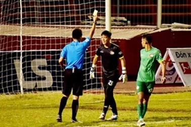 Khiêu khích trọng tài, thủ môn đội Cần Thơ bị cấm thi đấu 3 trận