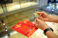 Giá vàng xuống mức thấp nhất gần 2 tháng